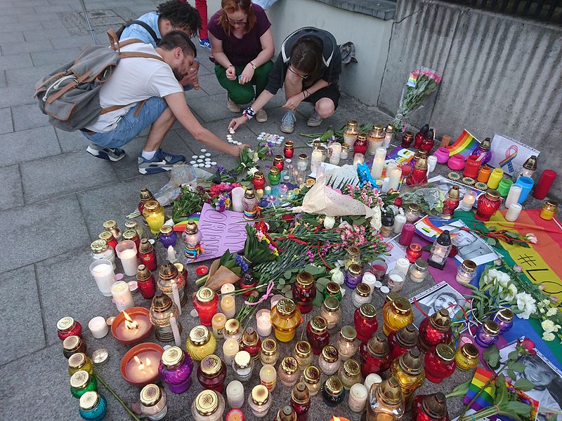 Memorial display at the Embassy of the United States, Warsaw, on June 13th (Via Wikimedia Commons/MiłośćNieWyklucza)